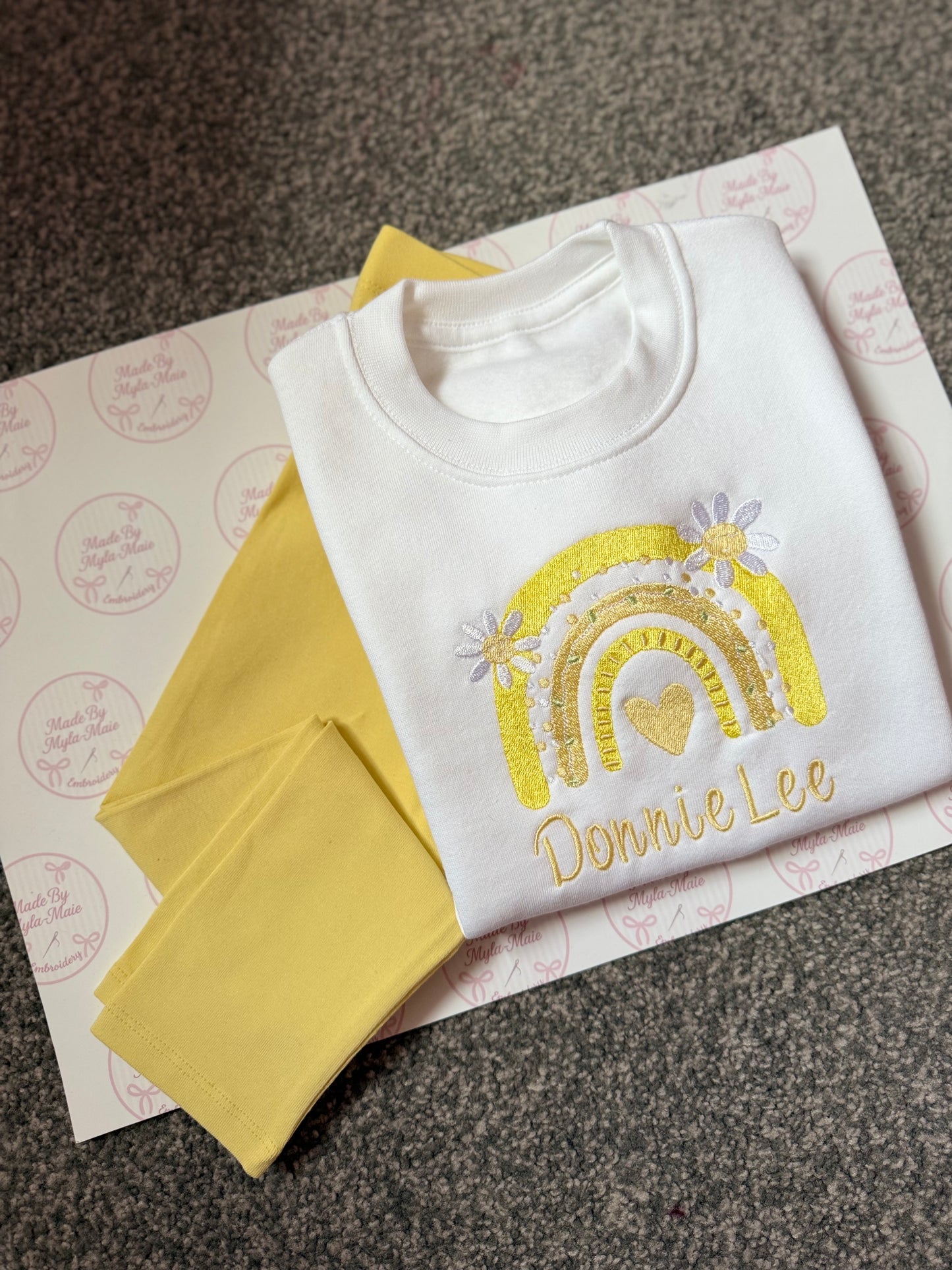 Lemon Leggings&White Sweatshirt