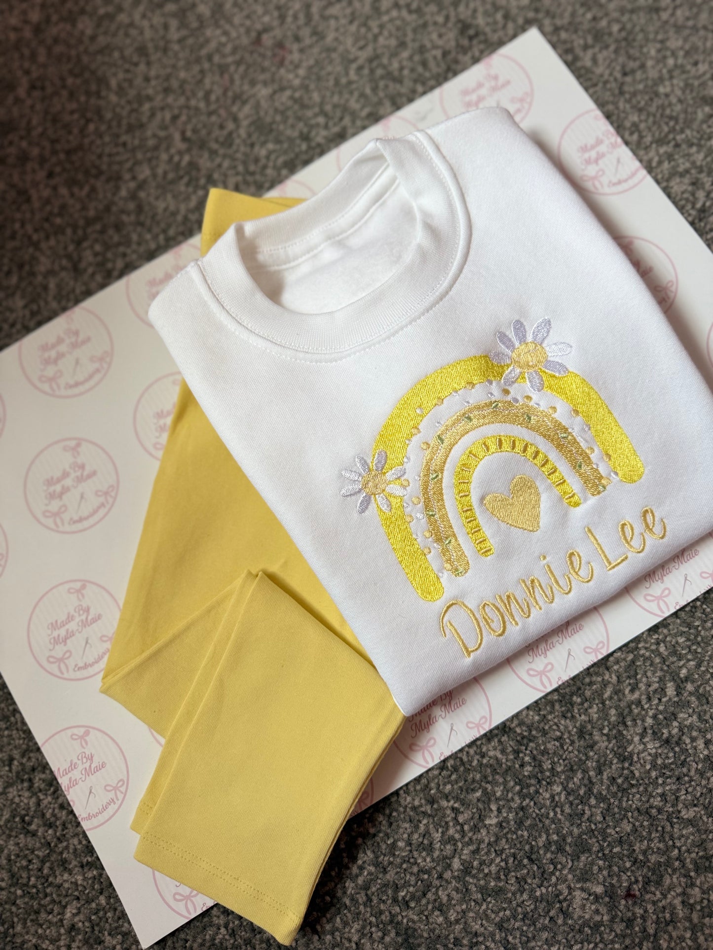 Lemon Leggings&White Sweatshirt